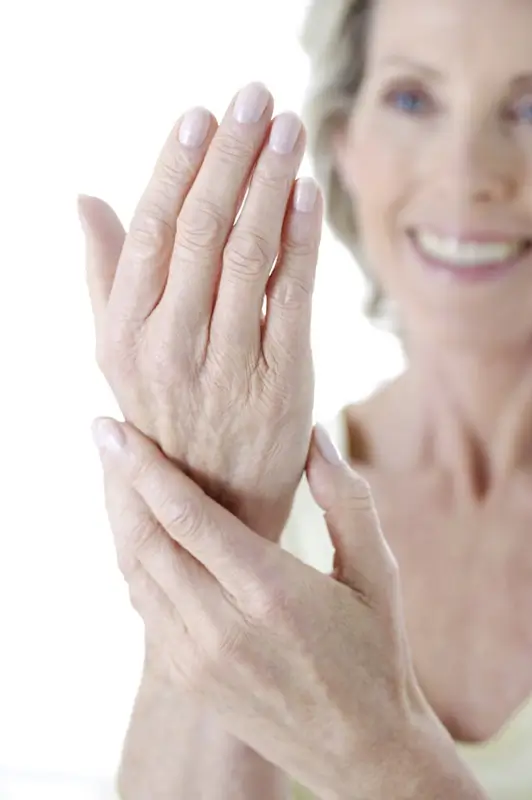 Mulher com pele bem cuidada em página de dermatologia estética